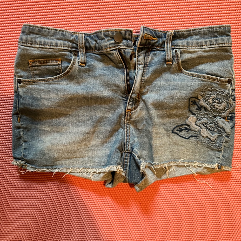 Universal thread, Jean shorts with flower detail, size 6/28